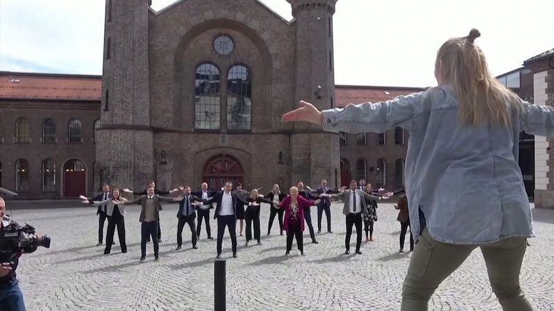 Norští ministři natočili svůj tanec se sociálním odstupem